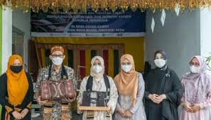 bapak sandiaga salahuddin uno dan istri ibu nur asiah berkunjung kedesa ini melihat kreasi bordirnya